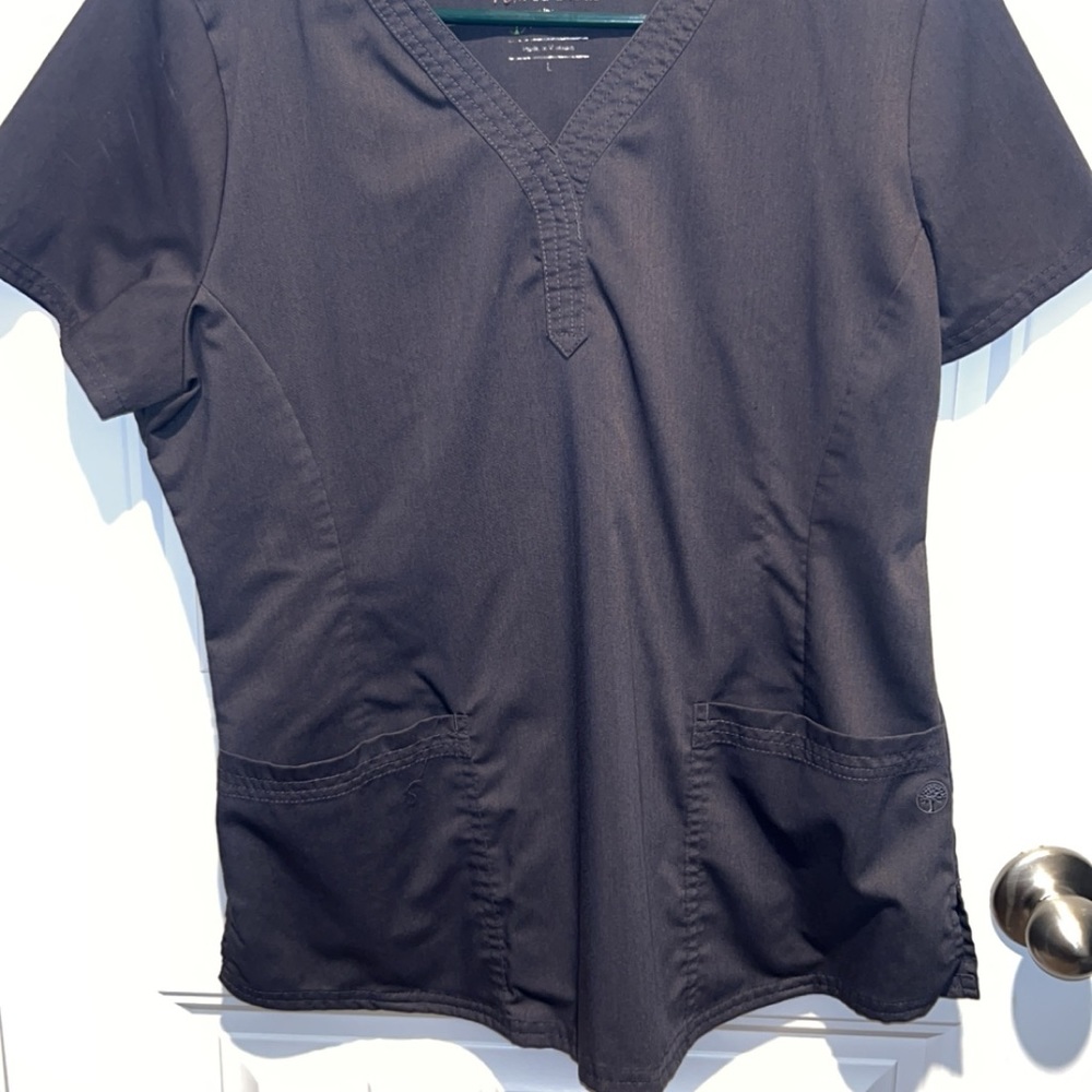 2 Pocket V neck scrub top. Healing Hands purple label. Size large.